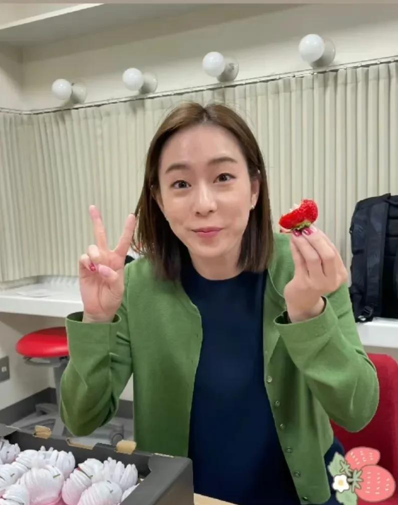 照片上的石川佳纯,可盐可甜,俏皮可爱,宛若邻家十八岁女孩般清纯,在她