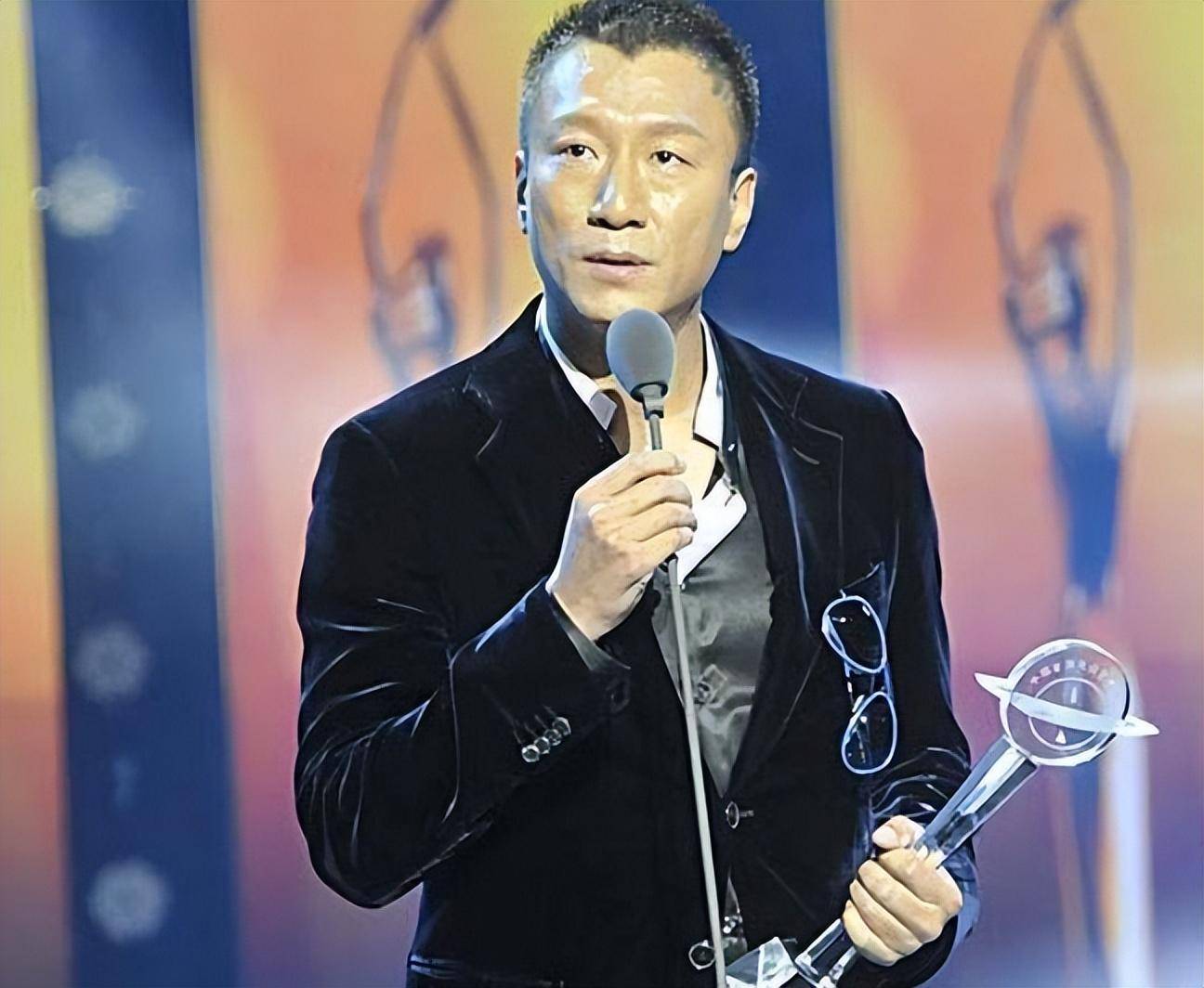 2009年,孙红雷凭借精湛的演技,与实力派演员张国立共同获得"优秀演员