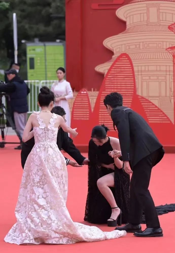 北影节红毯:古力娜扎上场三次换三套衣服,陈红发福,有人还摔倒_黑色