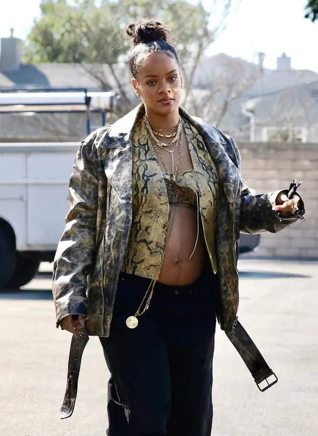 蕾哈娜穿2.3万蛇纹背心出街大肚皮霸气十足_a$aprocky_网友_宝宝