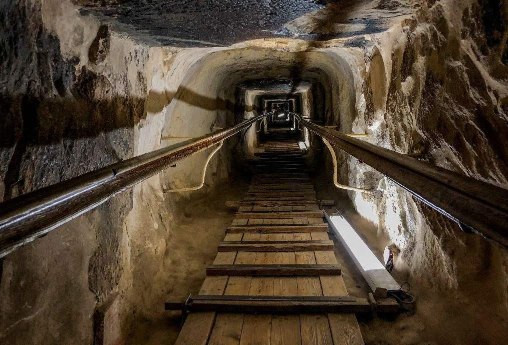 胡夫金字塔设有一种"落石"机关,可是这道机关,却被一个人破解_墓道