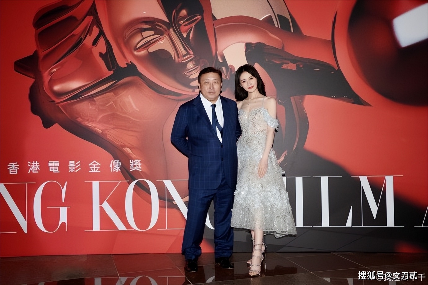 云千千与王晶现身金像奖典礼,回酒店时递卡片_关系_绯闻_房间