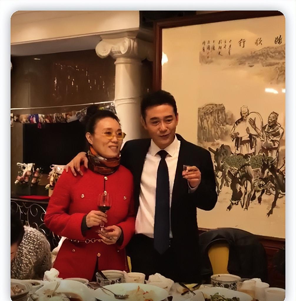 曝60岁吴琼领养女儿,小15岁老公现身秀恩爱,两人被猜为女儿庆生_阮巡