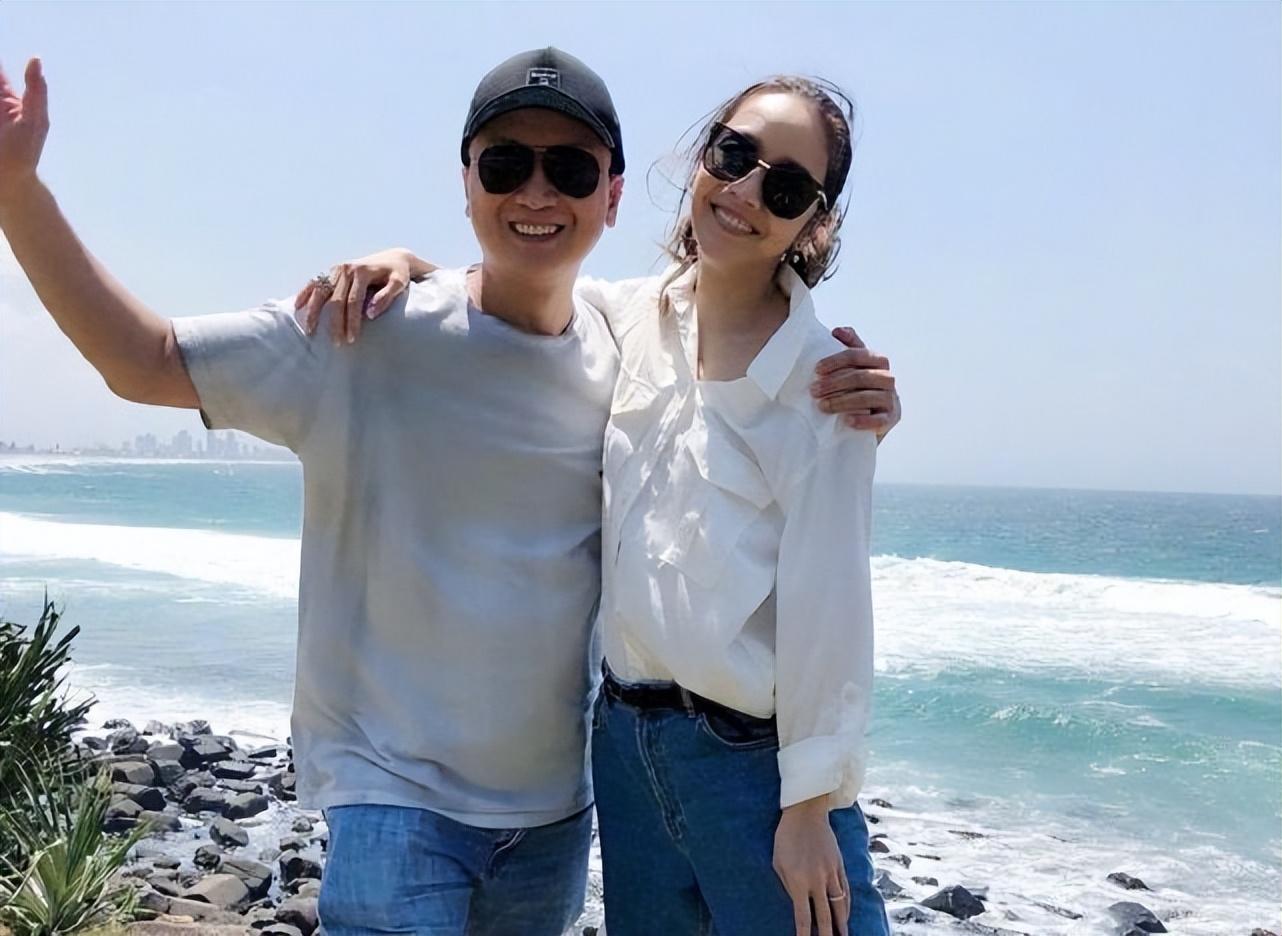 侯佩岑庆结婚12年,晒全家福示爱老公,俩儿子露正脸都是高颜值_黄伯俊