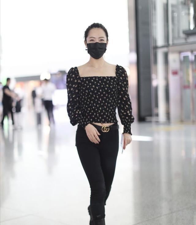 白冰穿露脐短款上衣配紧身裤,尽显完美身材,女团气质超强_时尚_女性