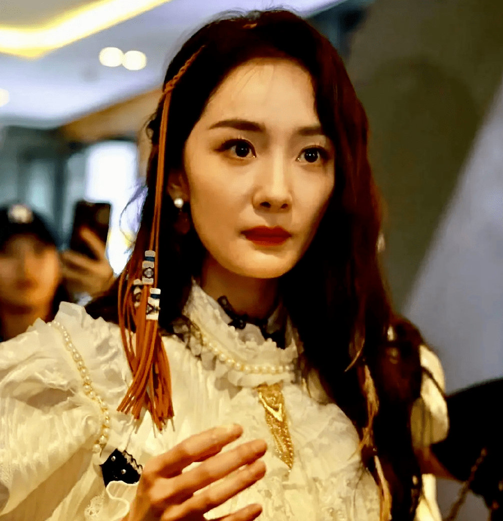 杨幂被怼脸拍还直接晒出来!