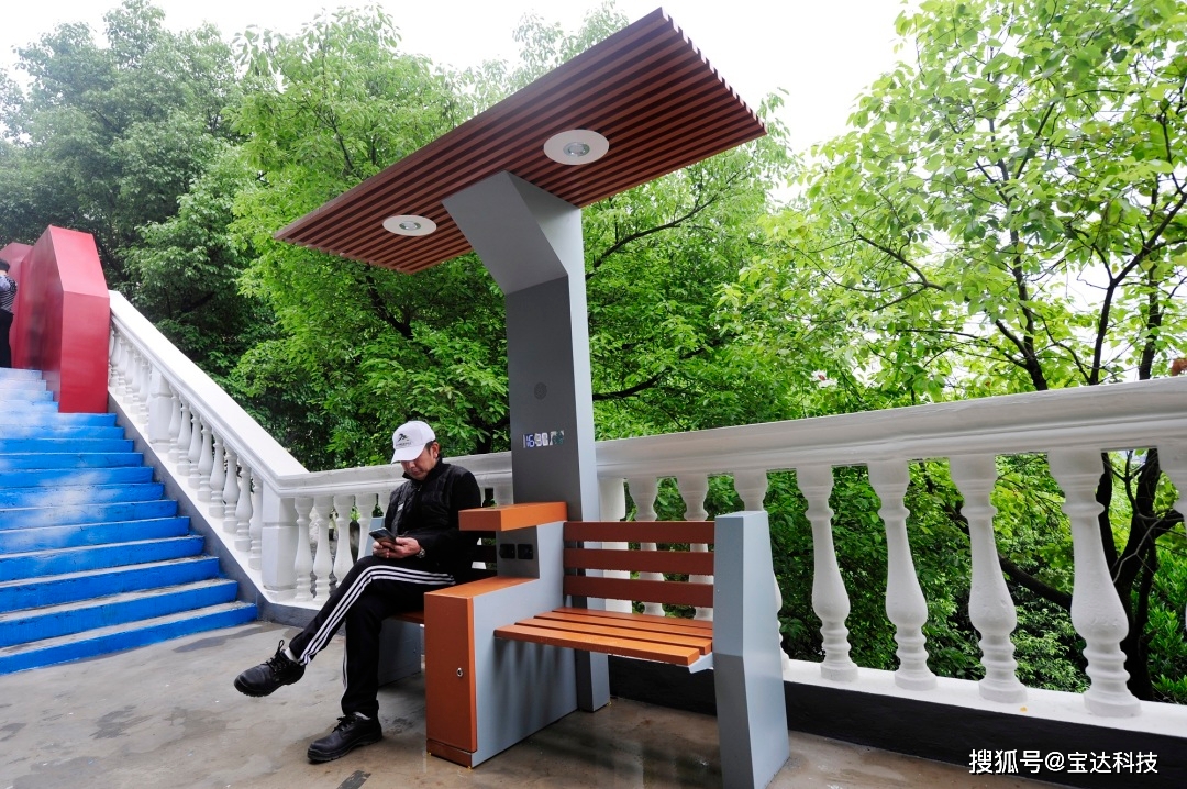智慧座椅/智能太阳能座椅,上网,充电,休息,娱乐一次性搞定_生活_进行