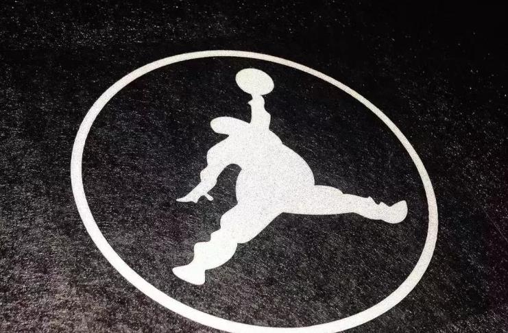 飞人logo出彩的球星logo往往可以给球星代言的产品加分,譬如这个飞人