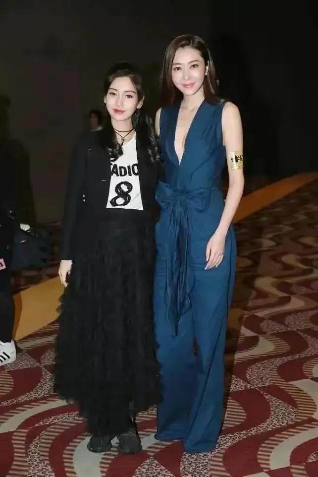 熊黛林身穿深v领连体裤惊艳同框,时尚大咖angelababy被比下去_气质