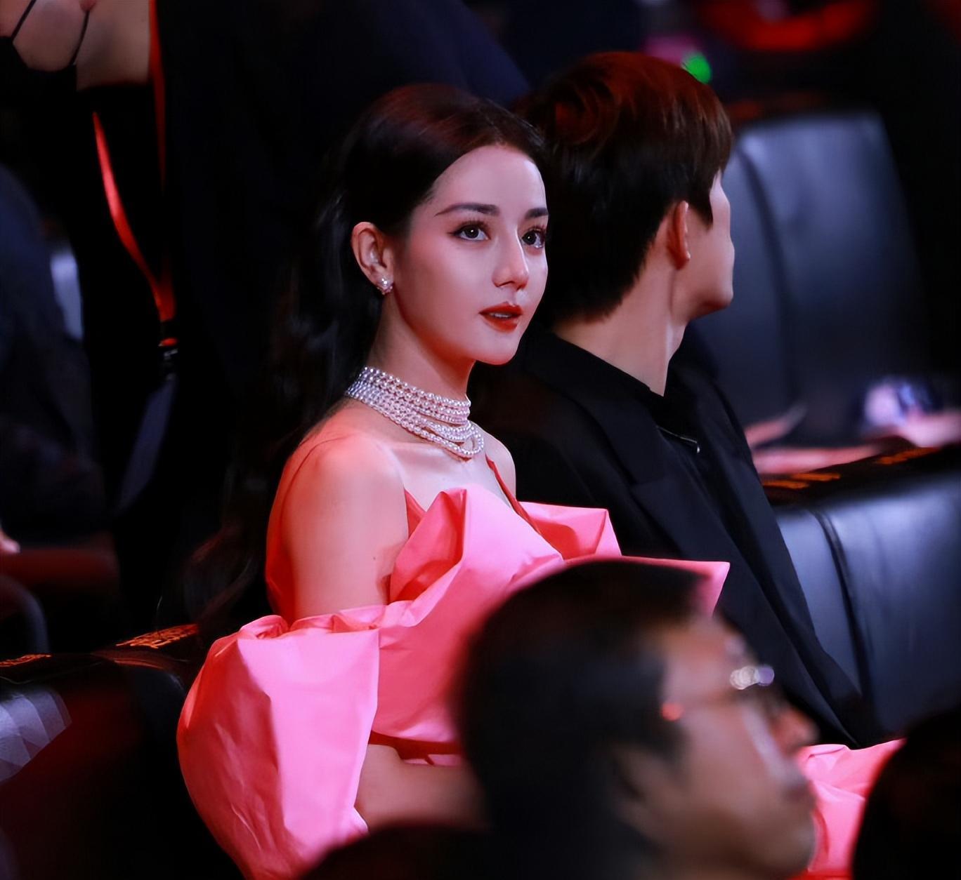 微博微博同框尴尬:迪丽热巴和杨紫全程无交流,被嘲杨紫是小跟班_李现