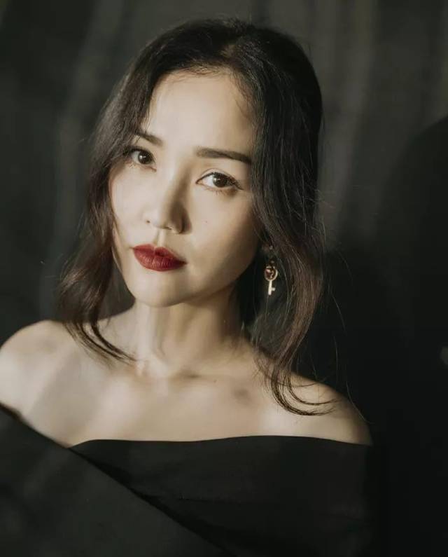 她是香港乐坛的"异数",也是新晋天后,被称为"女版陈奕迅"_谢安琪_歌曲