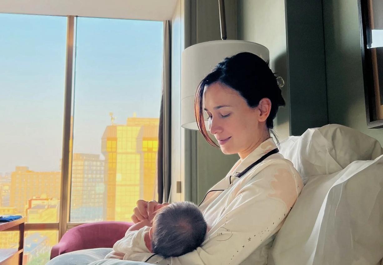 卢靖姗带娃参加《浪姐4》,细心呵护尽显母爱_孩子_带着_母亲