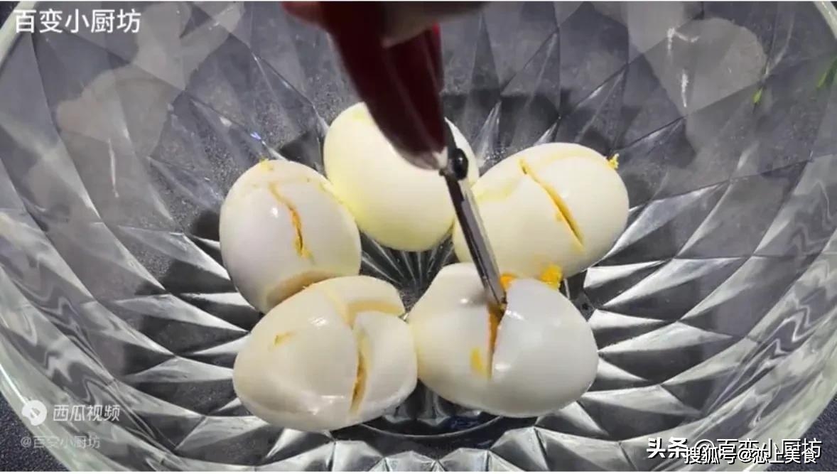 水煮鸡蛋蒜,谁发明的这吃法,从小吃到大也不腻,真是高手在民间_大蒜