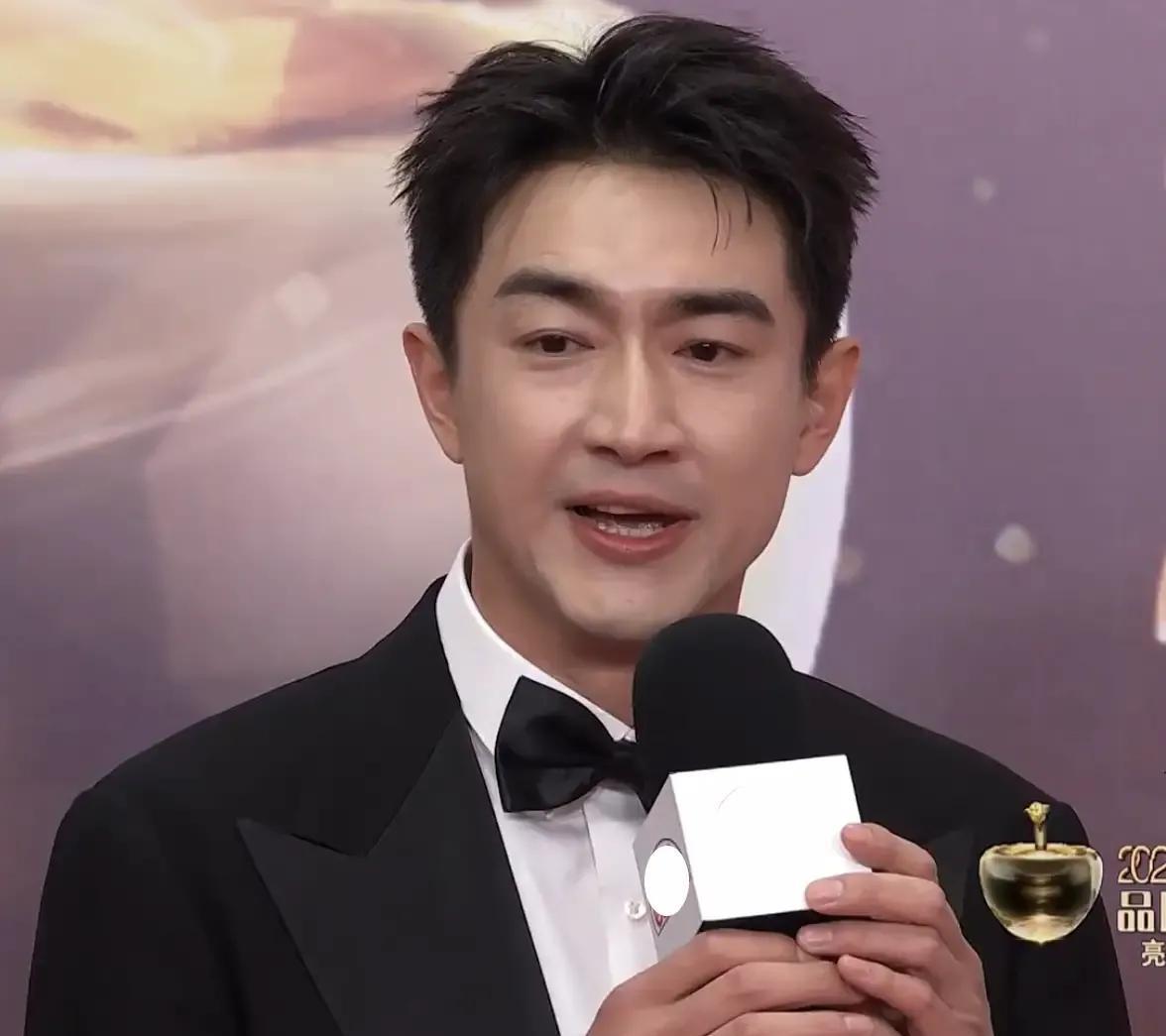 红毯李小冉打架无滤镜,王珞丹摔脸,冯绍峰看网,林更新被歪_万茜_童瑶