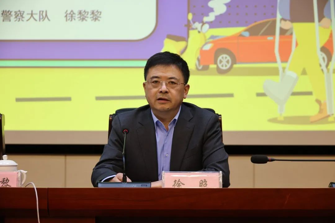 我院党组副书记,副院长徐照主持此次专题讲座,进一步增强了干警遵规