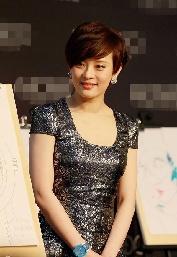 孙俪身着漂亮的绿色上衣成功出圈,网友:每一张照片都很美!