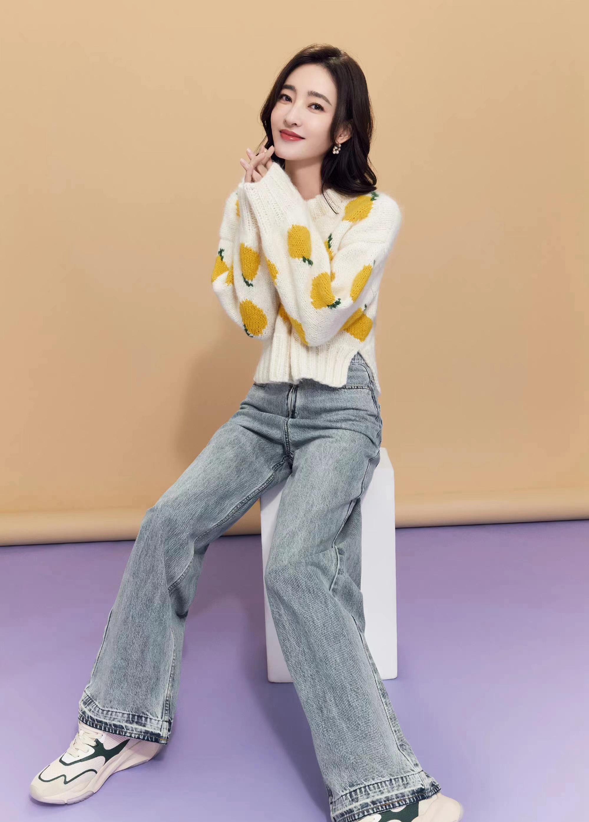 王丽坤小年晒美照,毛衣搭配牛仔阔腿裤,清新休闲又减龄!