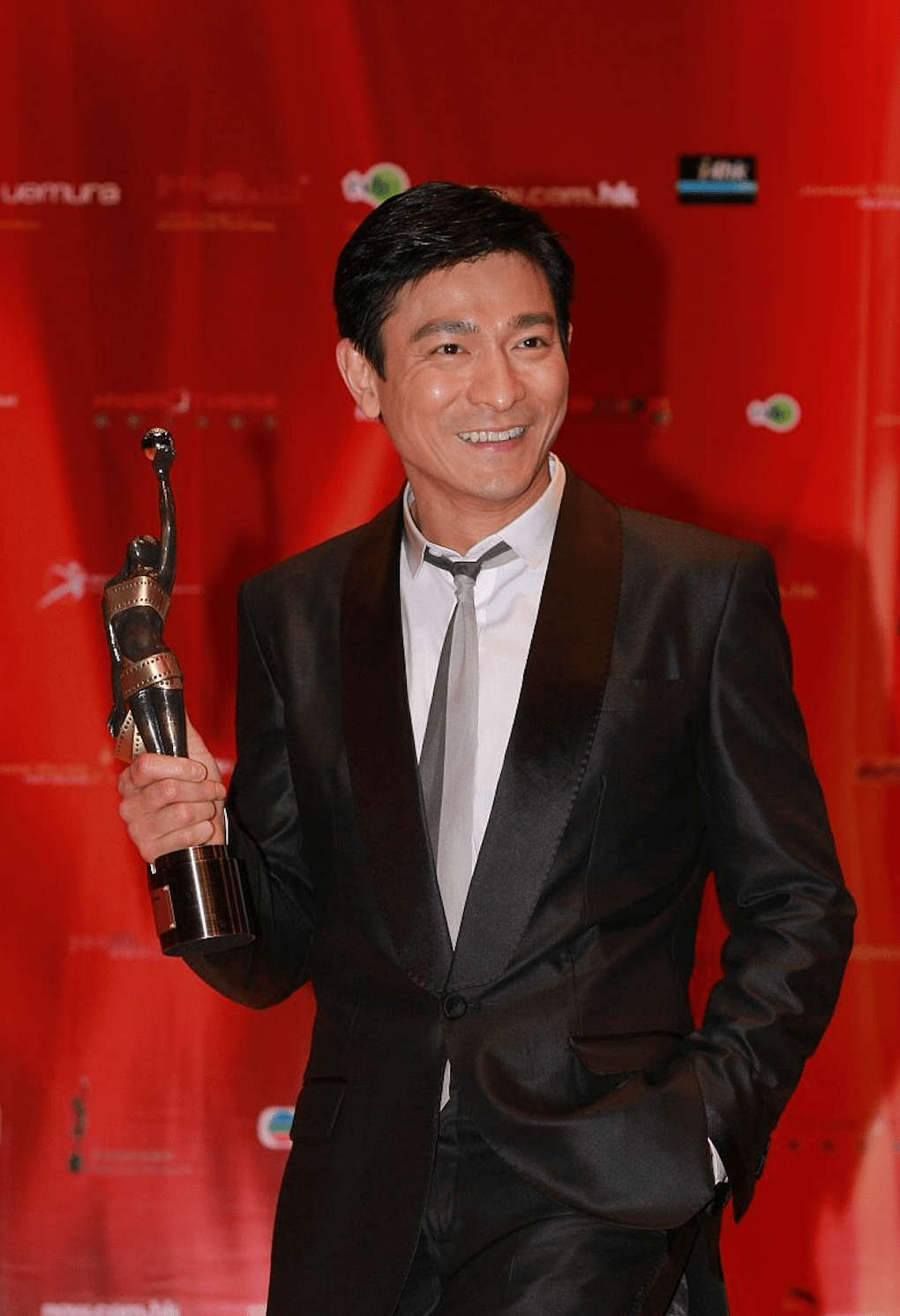 郑秀文夺影后不再陪跑,成龙十度无缘影帝,吴镇宇被笑称是陪跑王_奖项
