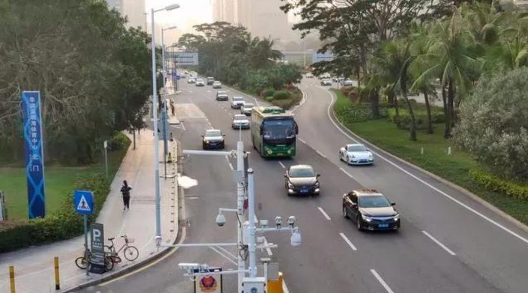 这类摄像头不拍摄违章,就是普通的监控,一般有天网监控和流量监控两种