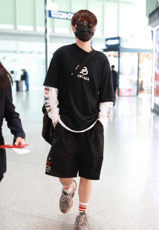 一样有起码176cm身高的小伙伴们不要轻易尝试哦,我们就让汪苏泷独特帅