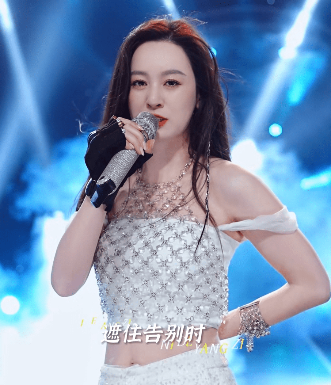 小伙透露自己徒步到长沙,已经五天五夜没睡了,他很喜欢唐艺,想和她在