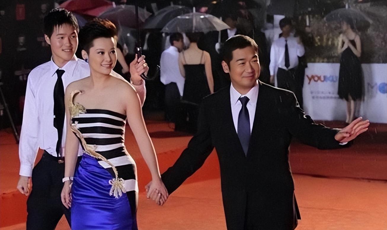 不久后,又与张国立之间有了瓜葛,一度有媒体号称"邓婕剧组甩袁立巴掌"