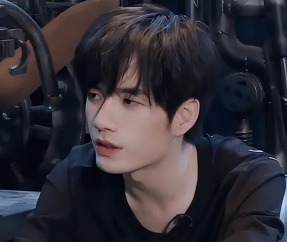 非典型偶像张颜齐,他从地下走来,身上却带着一身的光_rapper_魅力