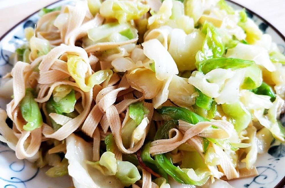 圆白菜炒豆皮圆白菜又叫卷心菜,包心菜,大头菜,高丽菜等.