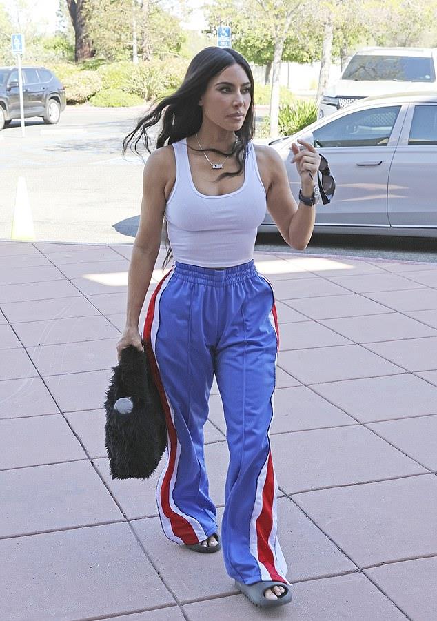 卡戴珊现身洛杉矶,出席儿子比赛,白背心搭"爱国运动裤"清爽不过_访问