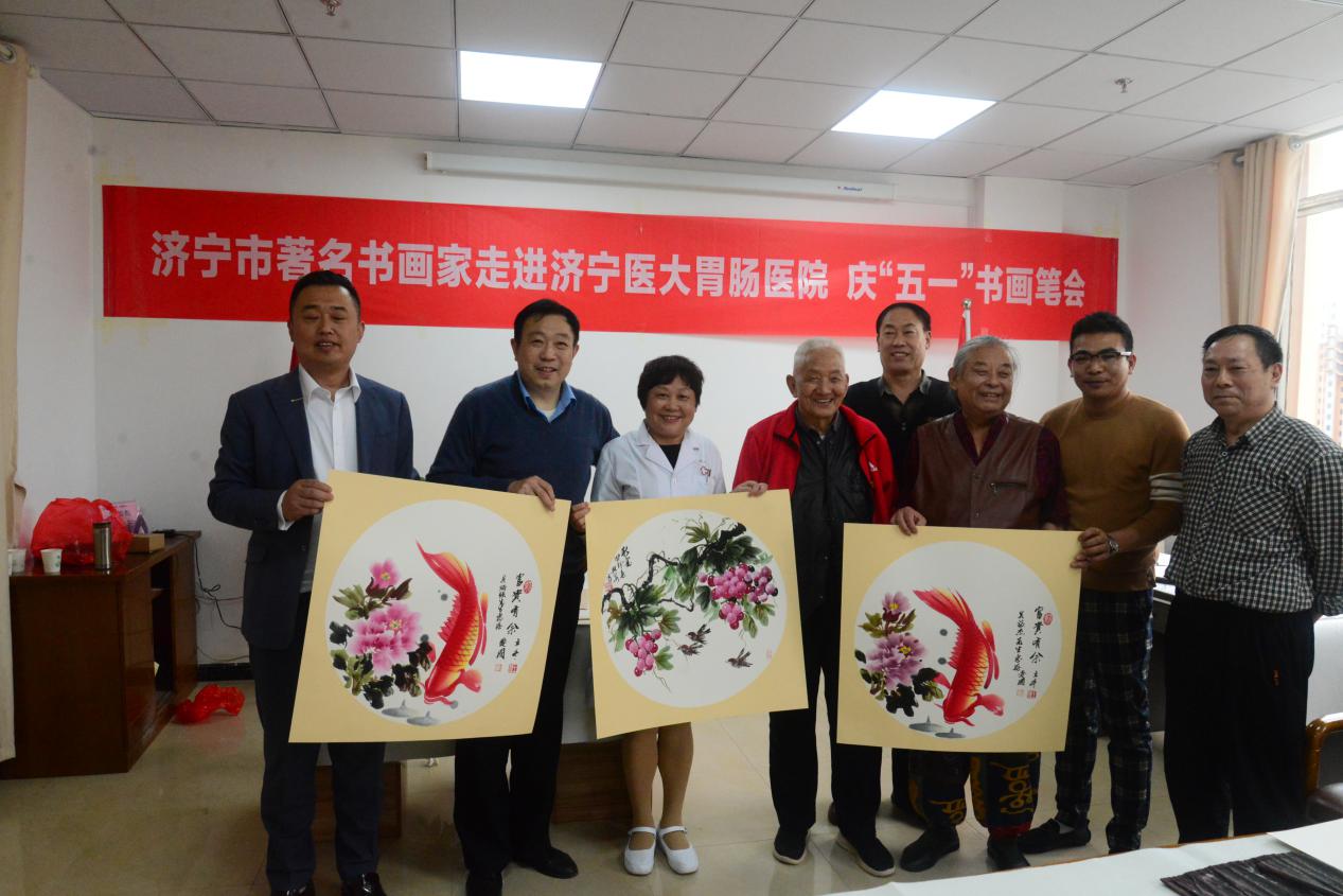 王世珍,王夫怀,唐爱国,王立冬,江兴华给医院领导吴炳强,吴益杰赠送画
