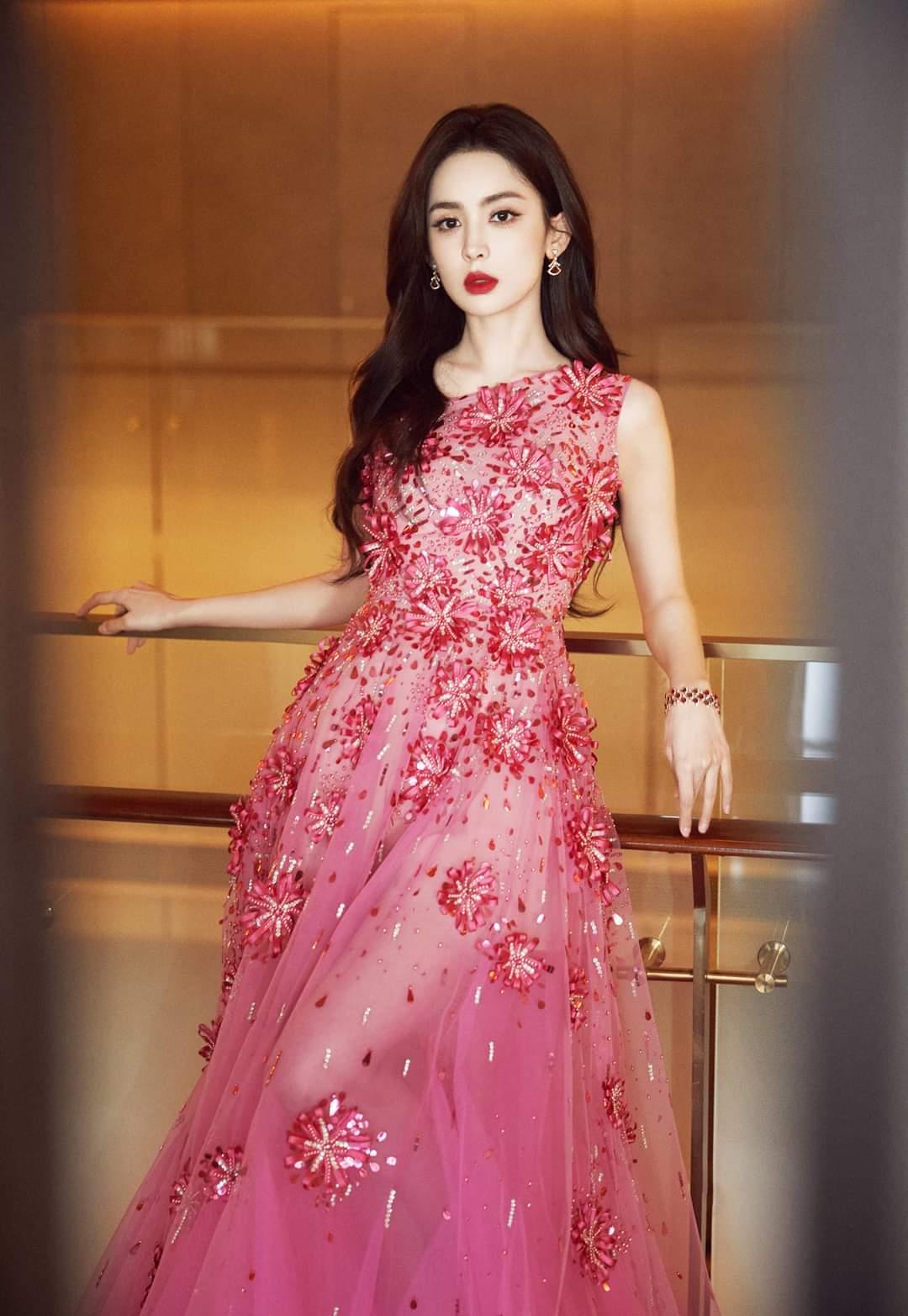 古力娜扎斜胸装惊艳亮相北京电影节红毯_图片_来源_社交