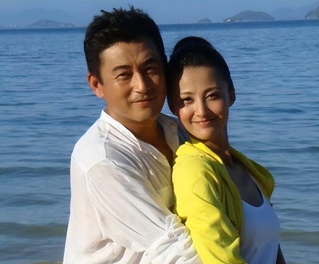 王志飞与张歆艺单方面分手,转身娶小15岁妻子张定涵,今生活美满_演出