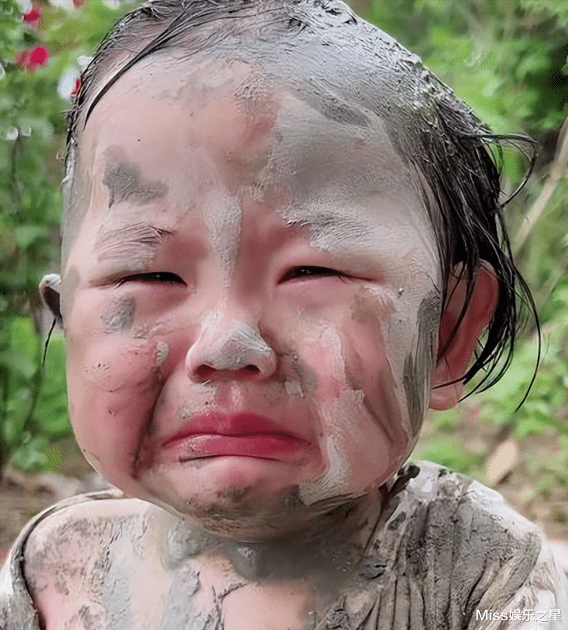 网红萌娃瑶一瑶遭网暴,因不配合拍照被批耍大牌,粉丝怒怼键盘侠