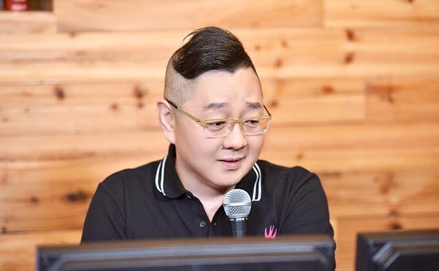 张绍刚,因主持《今日说法》大放异彩,而今他一家三口甜蜜照曝光_吐槽