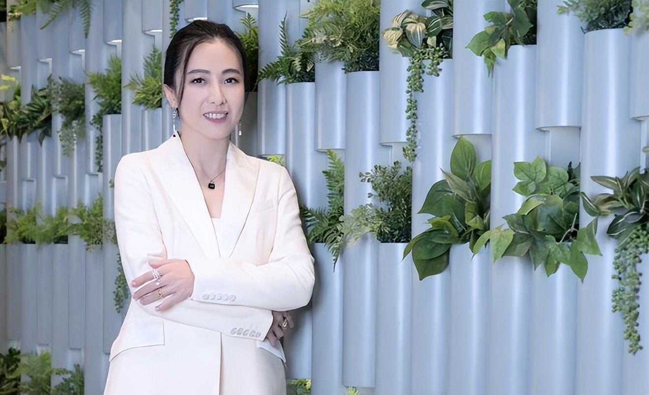 gabby带着小女儿出席画展,打扮简约优雅,母女同框画面温馨_刘銮雄