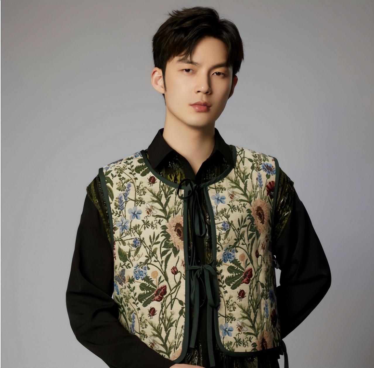 罗密欧,穿五百元国牌显低调,颜值被评德云社水准_张悦轩_演出_舞台剧