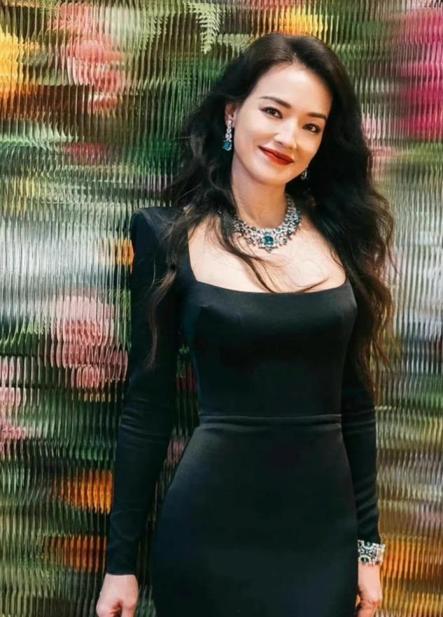 46岁舒淇越发有韵味,一袭小黑裙亮相,红唇卷发风情万种美翻了_气质