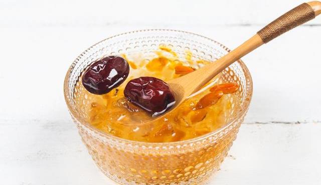 冰糖雪梨炖桃胶的做法及功效_桃子_枸杞_养生