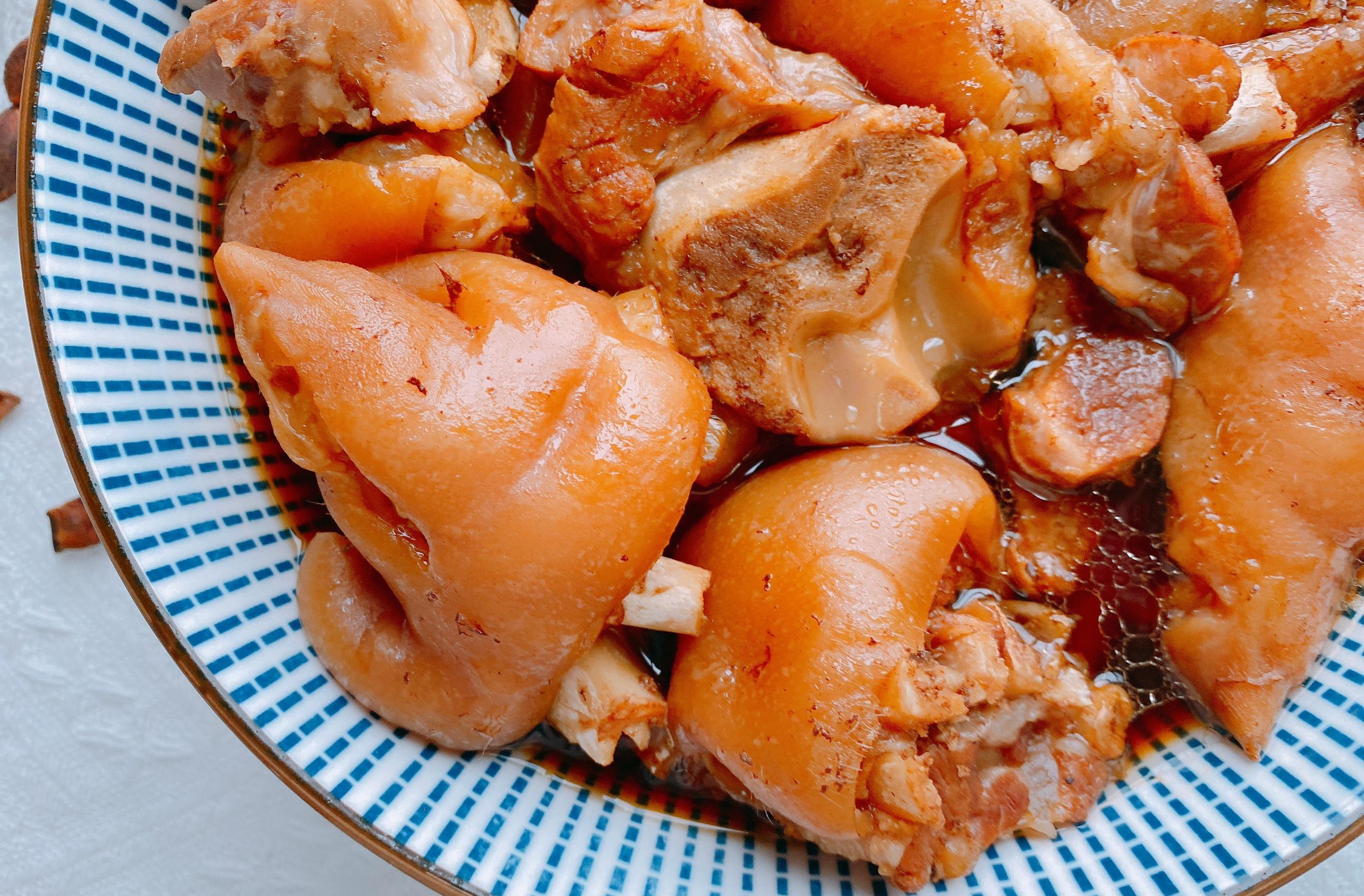 "冬季进补,猪蹄靠谱",家庭卤猪蹄最简单的做法,不腥软烂入味_香料