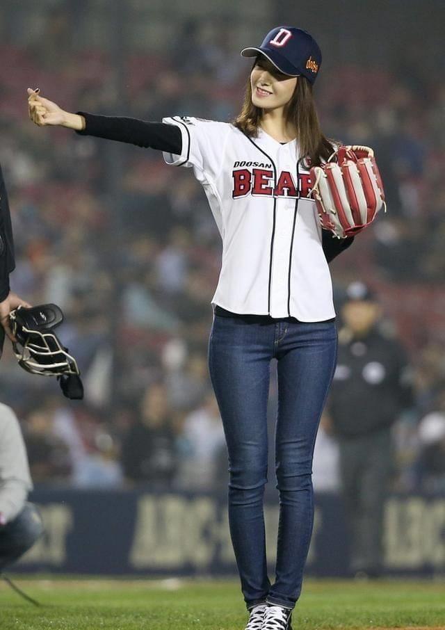 林允儿本想穿紧身裤秀美腿,不料暴露自己腿部缺点,真是尴尬_牛仔_上衣