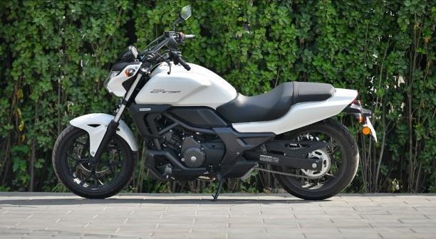 首先本田ctx700n的设计风格带有些美式巡航车的影子,看得出来这辆车