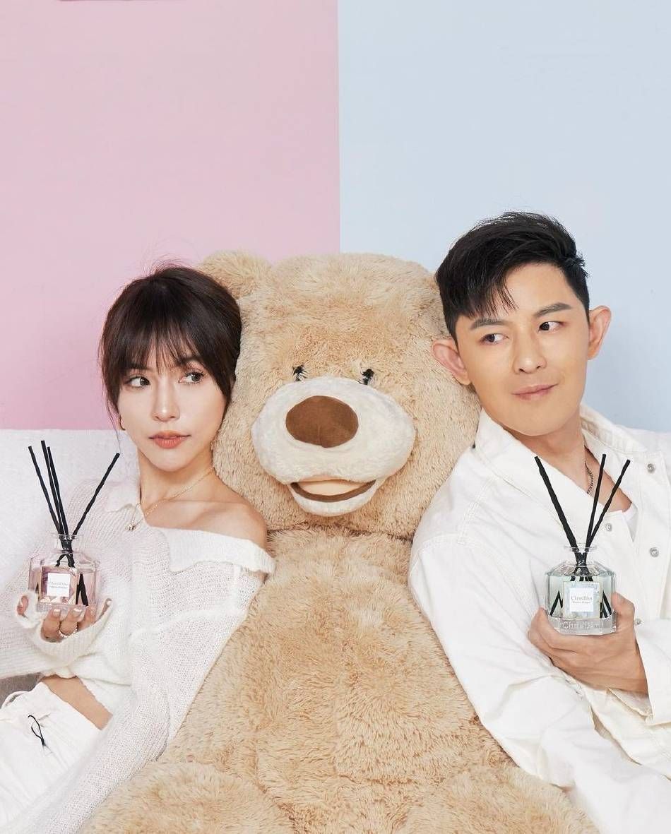 网红敖犬与空姐女友合体拍摄,穿纯白情侣装甜蜜互动_大片_网友_祝福