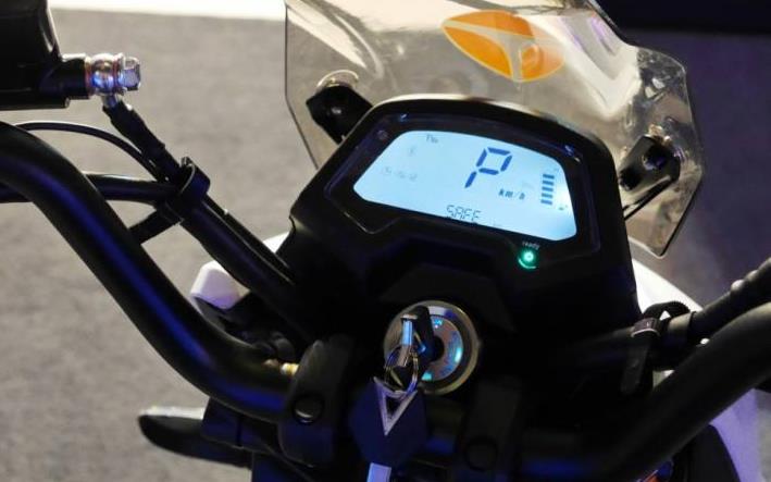 雅迪推出电动版"奔驰",gtr二代电机配松下锂电池,续航超100km_搜狐