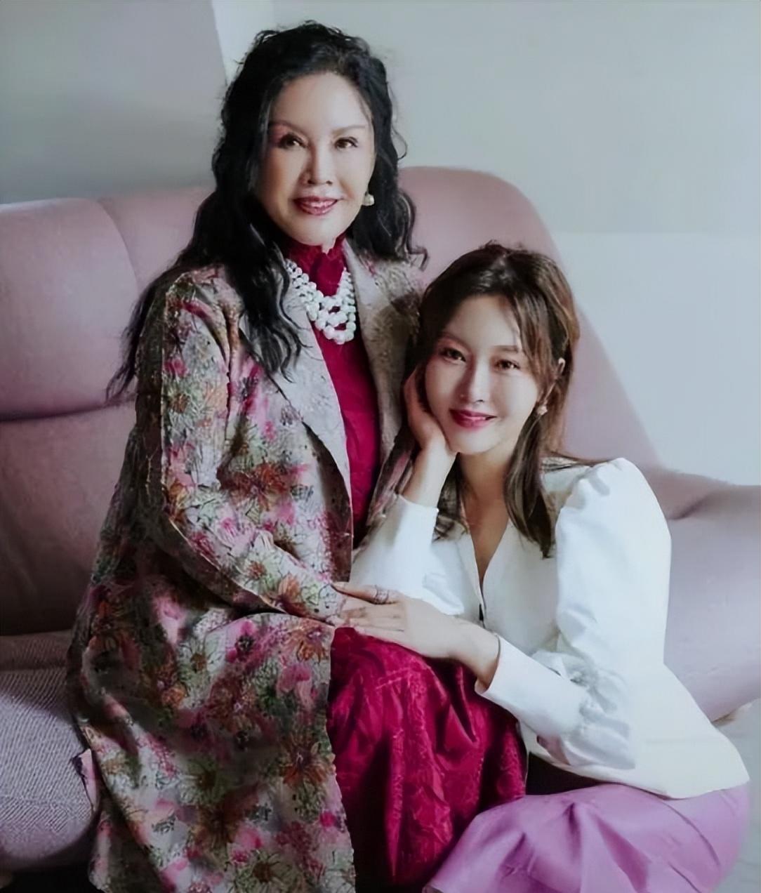 潘长江晒全家福,他穿卫衣精神好,女儿好漂亮,超高颜值不随爸_潘阳