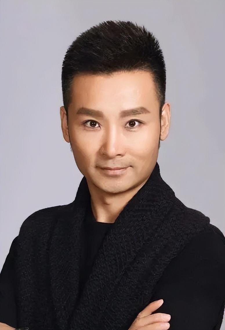 歌唱家刘和刚:娶世界小姐,让一家八口住一起,风光背后有心酸_父母