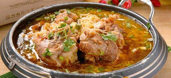 东北喝酒名菜-酸菜炖大骨_骨头_凉水_压力锅