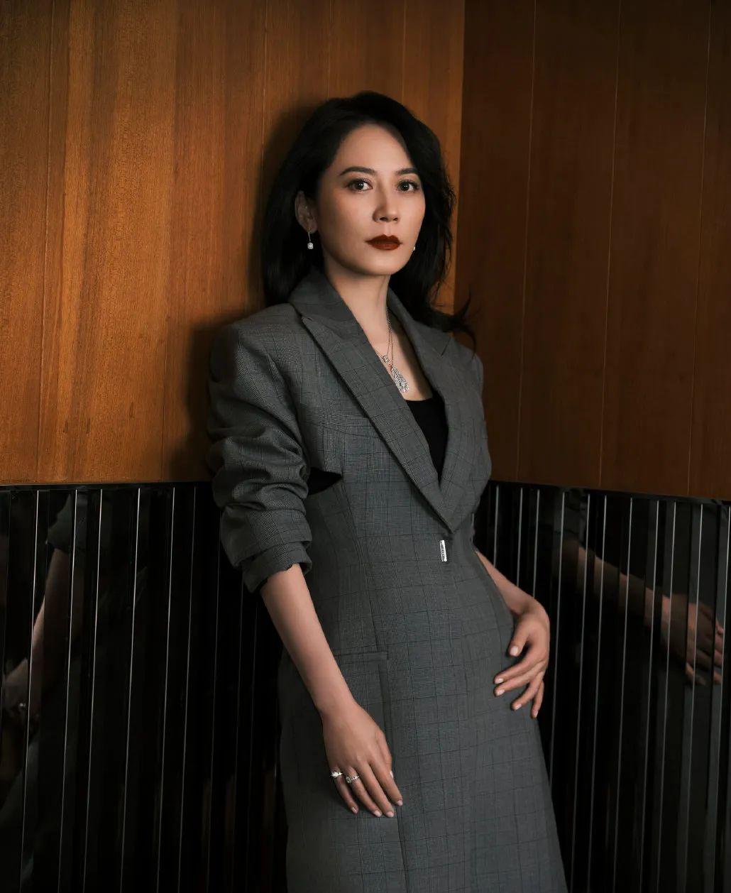 四集穿出北京一套房,为啥俞飞鸿的造型还是翻车了?_玫瑰_西装_女性