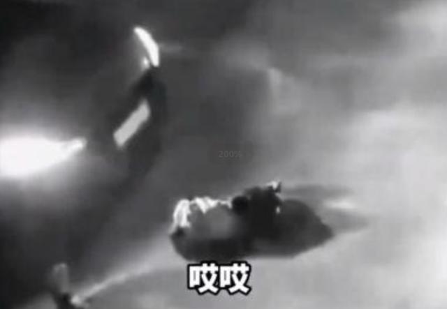 女子忘关车门4岁娃跑下车遭碾压 十大儿童交通安全隐患一定讲给孩子听（小女孩惨遭车祸）