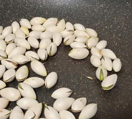 凉一下就可以剥壳.用拔毛夹子拔羊蹄上的细毛拔干净.