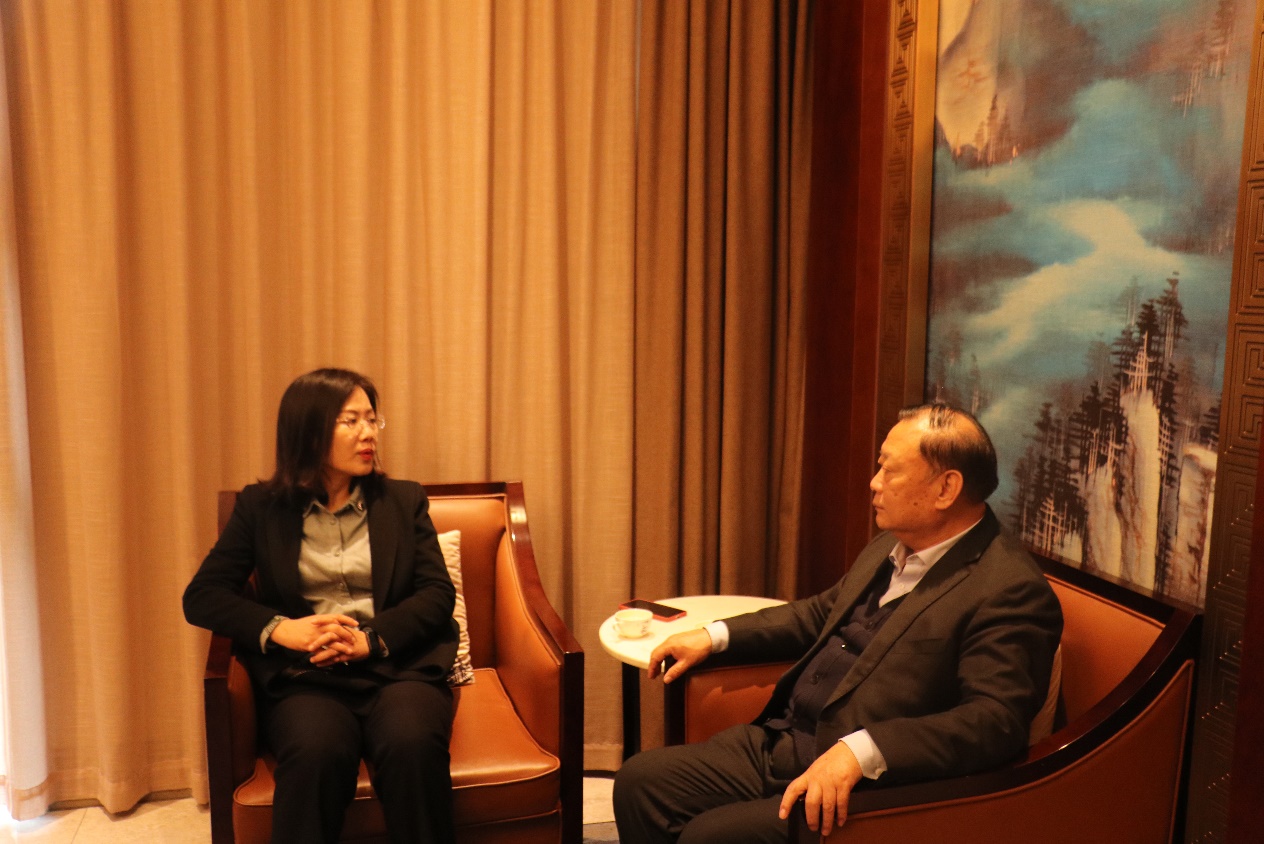 在座谈会前后,凯旋集团董事长姜开田与平阴县副书记乔梁,副县长丁芳